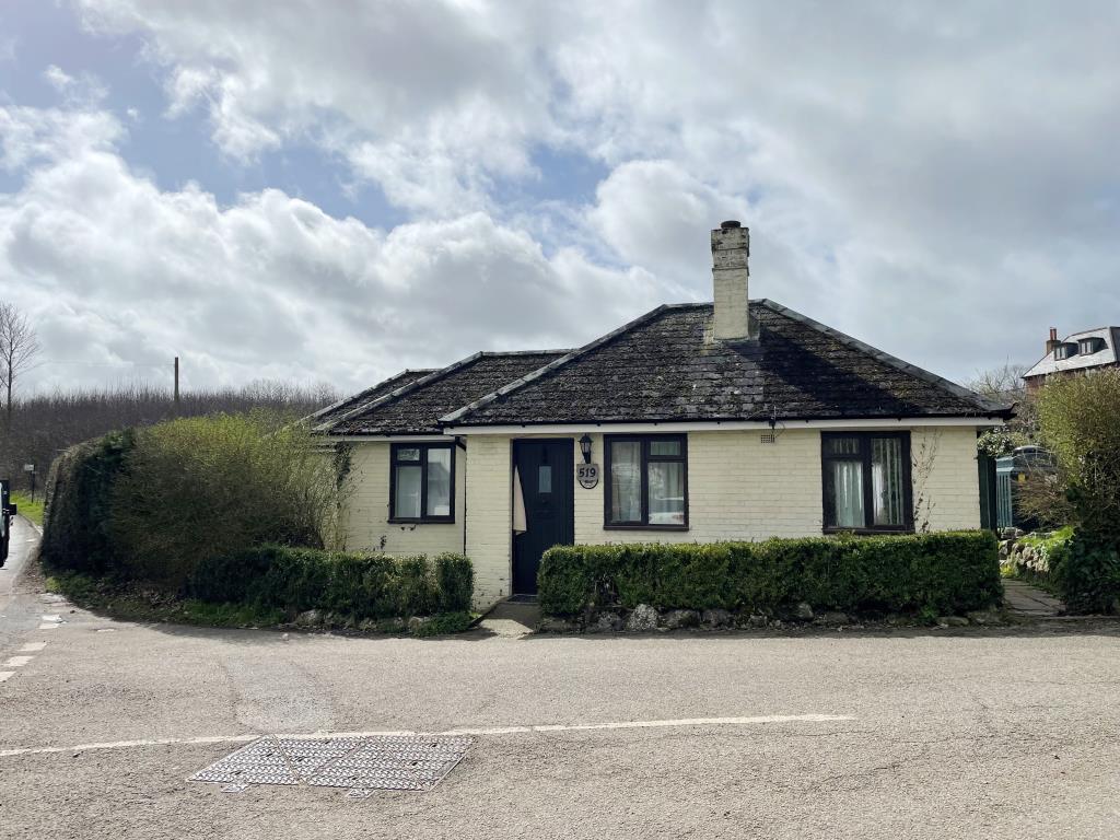 Lot: 83 - DETACHED BUNGALOW FOR IMPROVEMENT - Front elevation of bungalow on corner plot